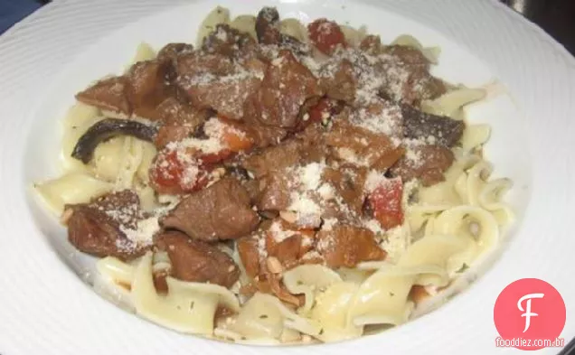 Guisado De Carne De Cogumelo Selvagem Com Macarrão De Abobrinha Herbed