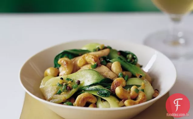 Frango de caju com Bok Choy