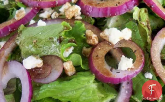 Verdes com queijo Feta e cebola vermelha