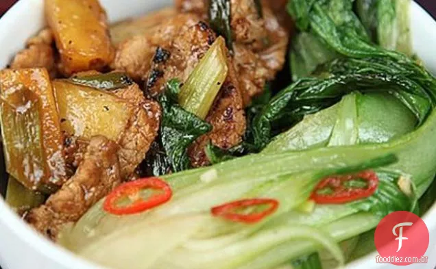 Carne De Porco E Abacaxi Frite Com Pak Choi