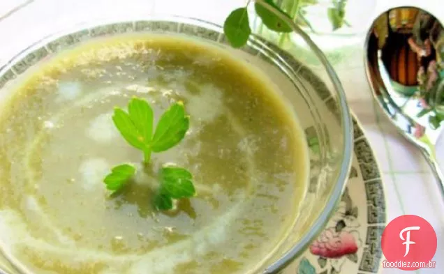 Alface de Verão gelada, Lovage e sopa de ervilha de Jardim