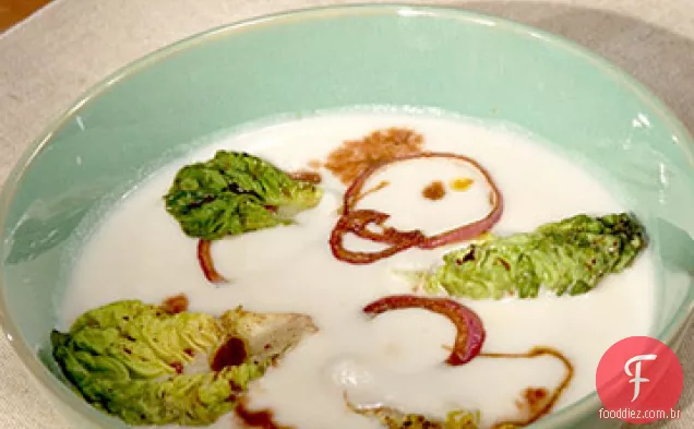 Sopa de couve-flor com cebola balsâmica e alface murcha