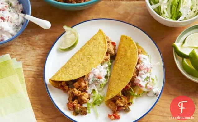 Tacos de frango moídos com salsa cremosa