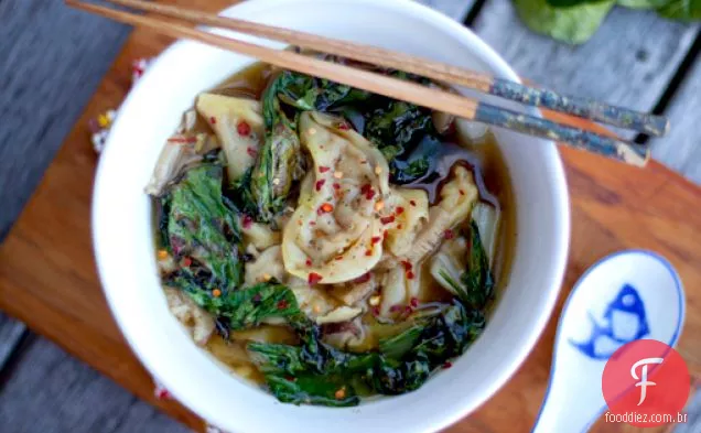 Sopa Wonton De Cogumelo Enoki Com Bebê Grelhado Bok Choy
