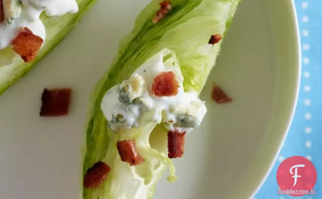 Salada de cunha de uma mordida com queijo azul e Bacon
