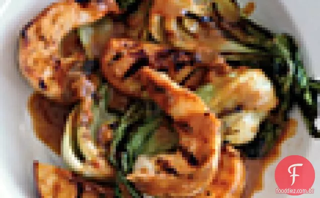 Camarão grelhado Satay com pêssegos e bok Choy