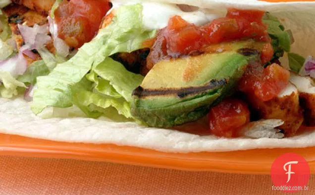 Frango enegrecido e tacos de abacate grelhados