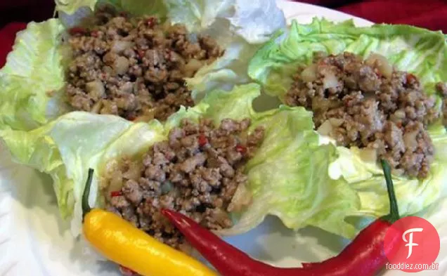 Carne de porco em xícaras de folhas de alface