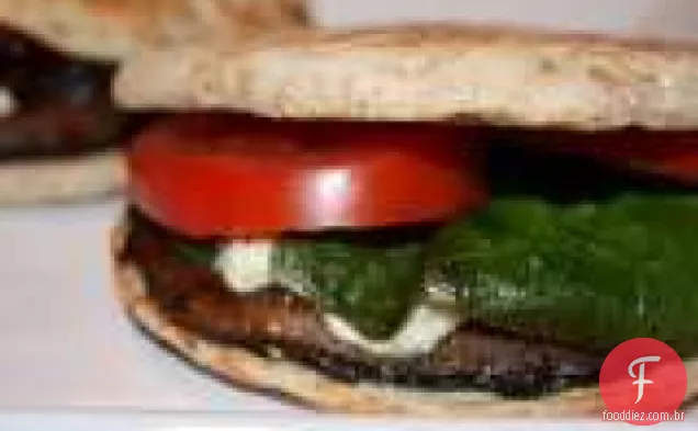 Hambúrgueres de cogumelos Portobello com molho de manjericão e mostarda