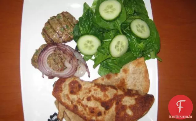 Salada BLT com molho de abacate