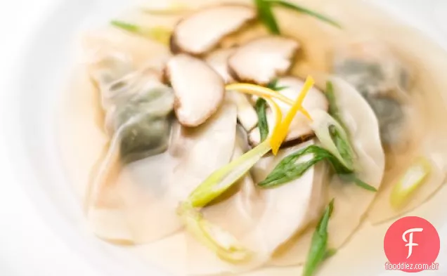Bolinhos De Baixo Embrulhados Em Shiso Em Dashi