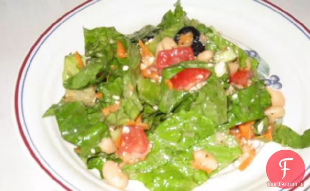 Salada grega grande e gorda com feijão branco, azeitonas Kalamata e queijo Feta