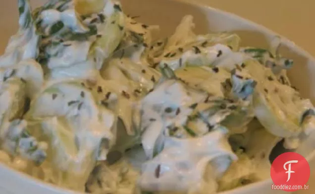 Salada de iogurte, pepino e alface