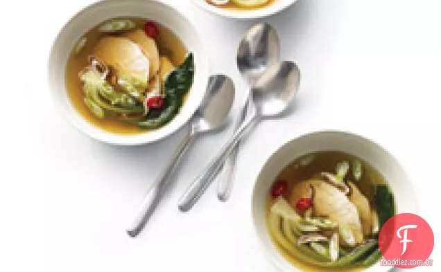 Frango Escalfado Com Bok Choy Em Caldo De Gengibre