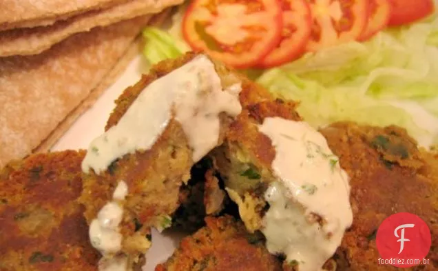 Falafel com molhos de tahine e coentro