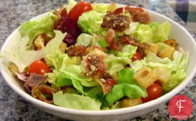 Salada BLT com Croutons de alho