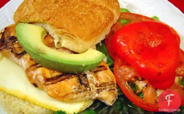 Peito De Frango Com Sanduíche De Pimenta Vermelha Assada