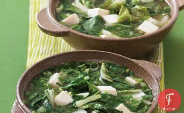 Greens asiáticos e sopa de Tofu