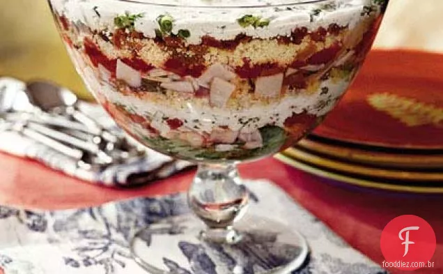Salada de Pão de milho e peru em camadas