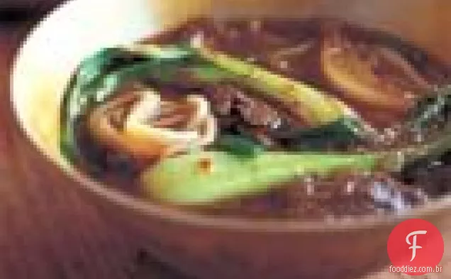 Baby Bok Choy E Sopa De Macarrão Com Especiarias Quentes