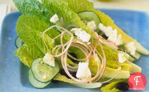 Corações Romaine com queijo Feta, azeitonas pretas e cebolas vermelhas