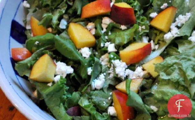 Salada de alface manteiga com pêssegos e queijo Feta