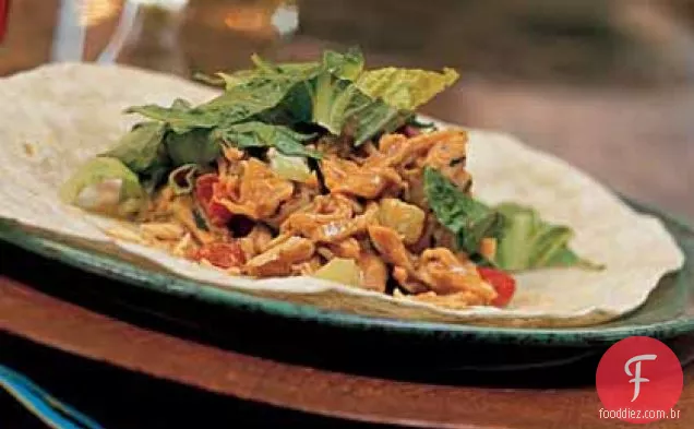 Ginger-Amendoim Frango-Salada Wraps