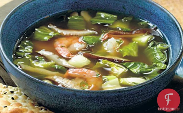 Sopa Oriental com cogumelos, Bok Choy e camarão