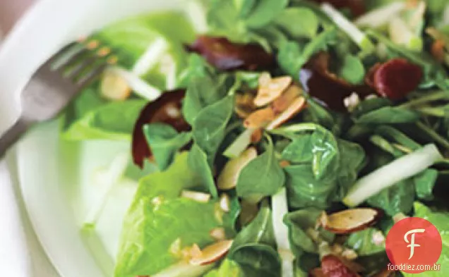 Mâche e salada de maçã verde com Pancetta e amêndoas