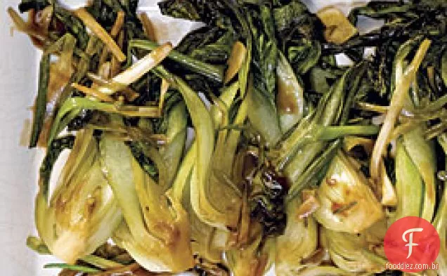 Bok choy frito com alho, gengibre e cebolinha