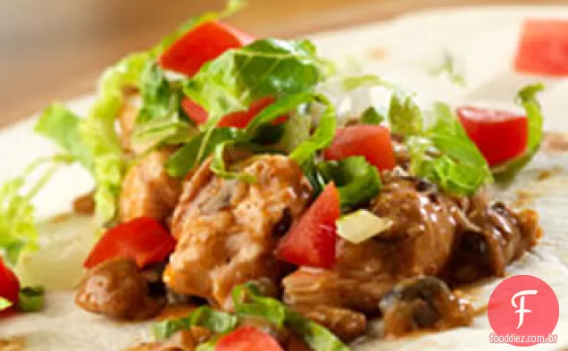 Burritos de frango e feijão cozidos lentamente