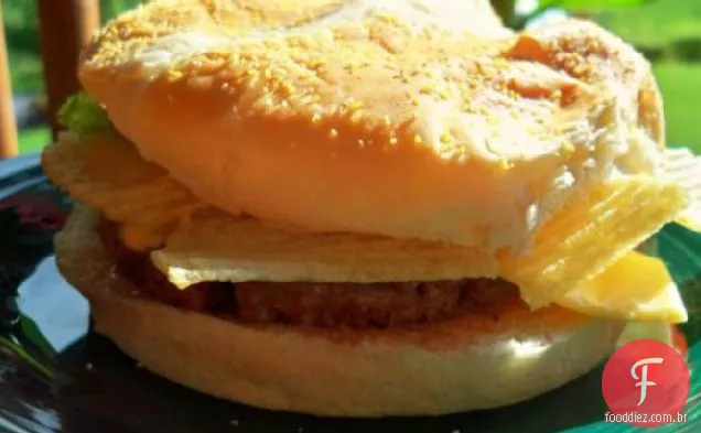 Hambúrgueres e batatas fritas esmagados