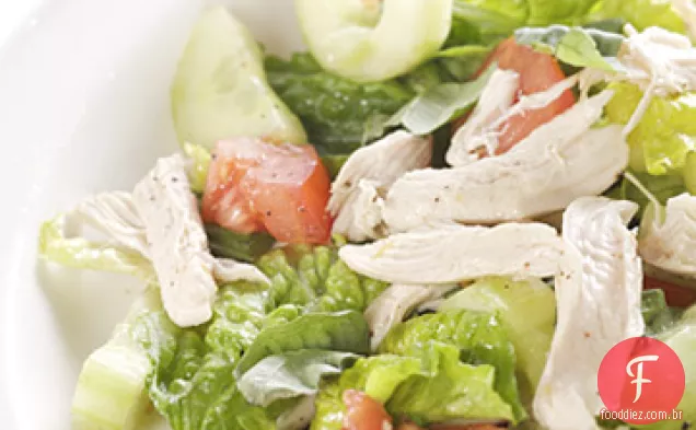 Salada de frango escalfado com legumes picados