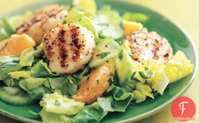 Espetos de Vieira de pimenta e coentro com salada de estragão