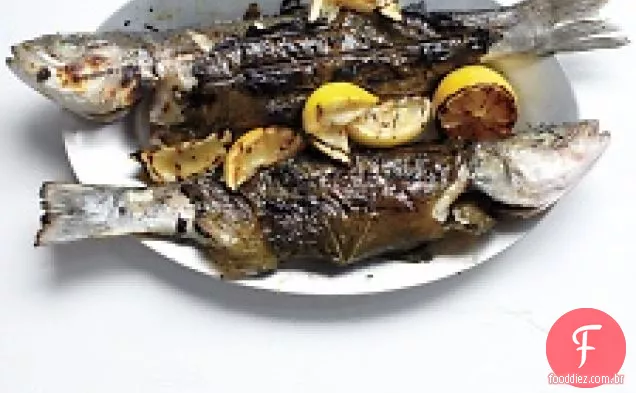 Branzino Inteiro Em Folhas De Uva Com Abobrinha, Azeitonas E Hortelã