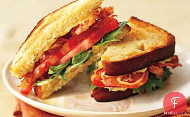 Pancetta, Mizuna e sanduíches de tomate com alho verde Aïoli