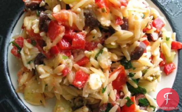 Salada de arroz quente ao estilo grego