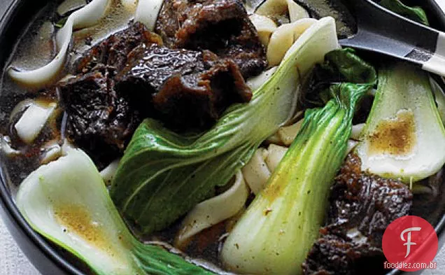 Sopa de macarrão de carne e anis estrelado