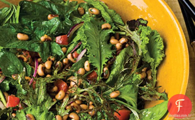 Salada de ervilha de olhos pretos com verduras para bebês