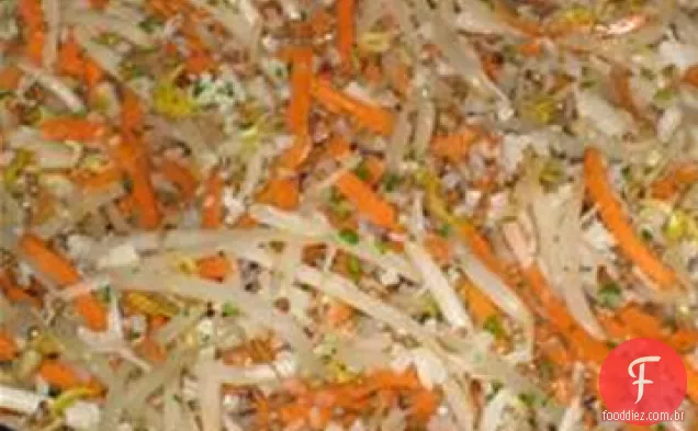 Salada De Brotos De Cenoura E Feijão