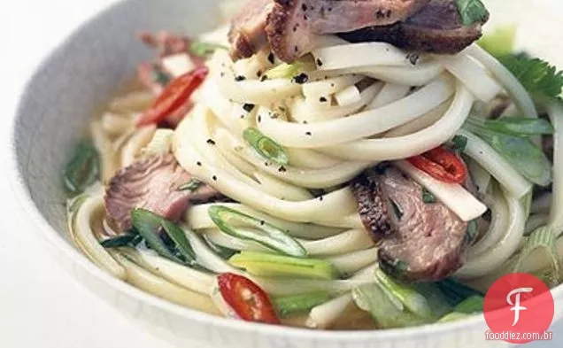Sopa De Macarrão De Pato Quente E Azedo Com Bebê Pak Choi