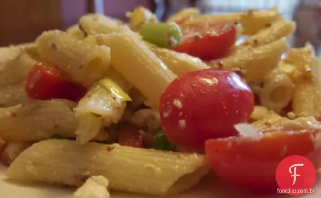 Salada de macarrão com limão com tomate e queijo Feta