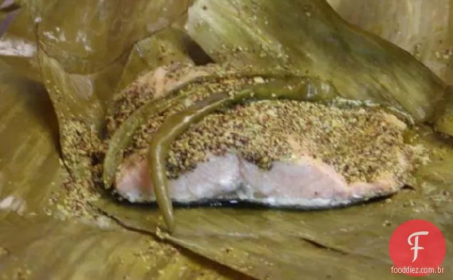 Peixe cozido no vapor em folhas de bananeira
