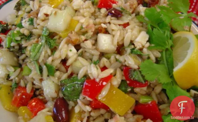 Salada Orzo de Macrina com Pepino, Pimentão, manjericão e queijo Feta