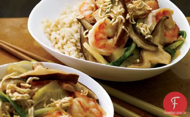 Camarão-e-Bok Choy refogado com macarrão crocante