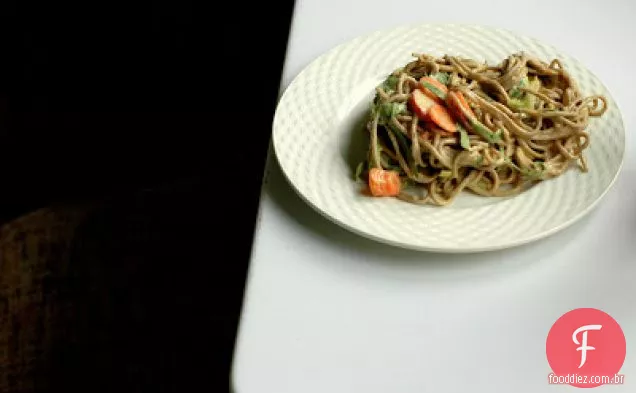 Soba com molho cítrico de amendoim