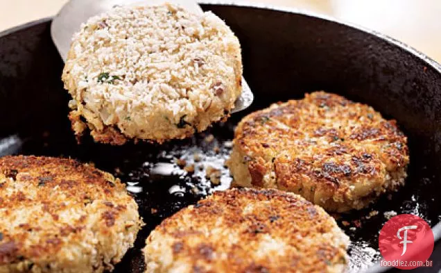 Bolos de caranguejo com legumes assados e molho de manteiga picante