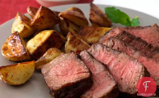 Bife com crosta de pimenta com molho de mostarda e hortelã
