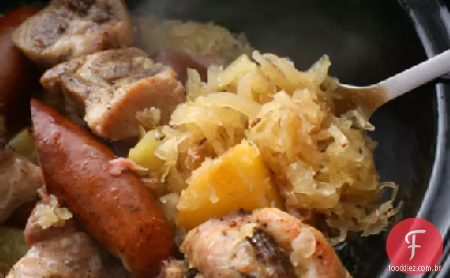 Fogão lento porco e chucrute