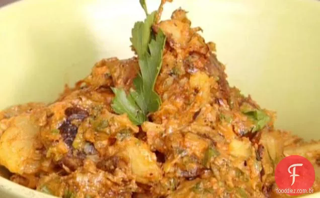 Salada de batata dourada Yukon grelhada com pimenta vermelha-maionese de páprica defumada